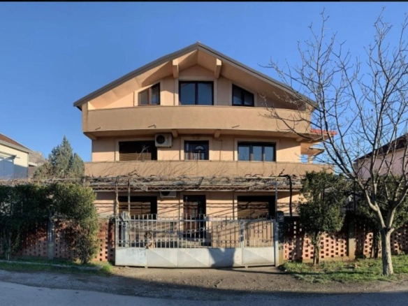 Kuća na placu u naselju Doljani