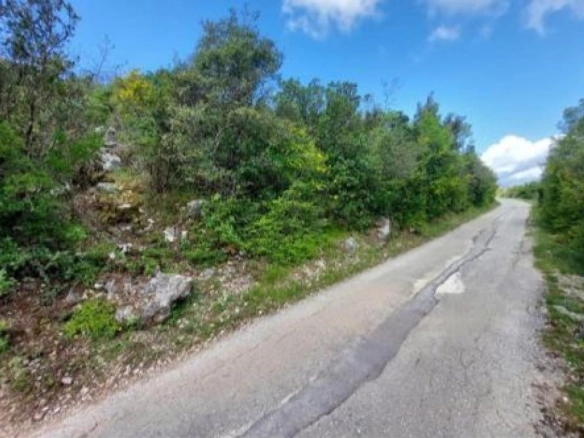 Plac na planinskoj padini u Kotoru