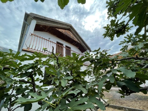 Kuća sa placom u Sutomoru