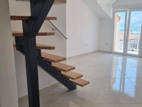 Trosoban dupleks stan na Gomili