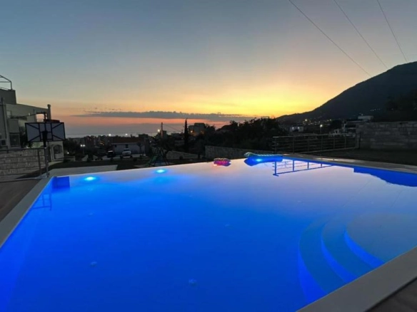 Kuća sa panoramskim bazenom u Bjelišima
