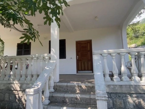 Kuća sa placom u Lastvi Grbaljskoj
