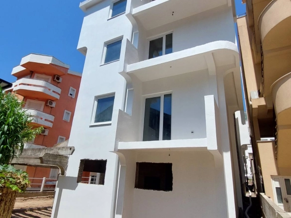 Kuća sa šest apartmana u Sutomoru