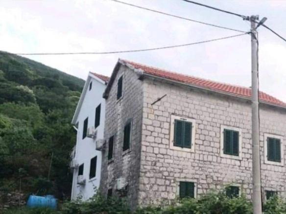 Kamena kuća na prvoj liniji u Herceg Novom