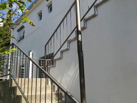 Dvospratna kuća sa tri stana u Sutomoru