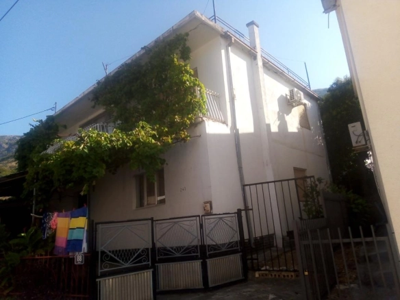 Kuća sa devet soba u Sutomoru