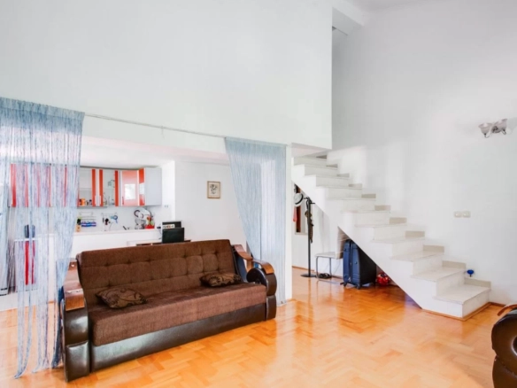 Dvosoban dupleks stan 82 m² u Budvi