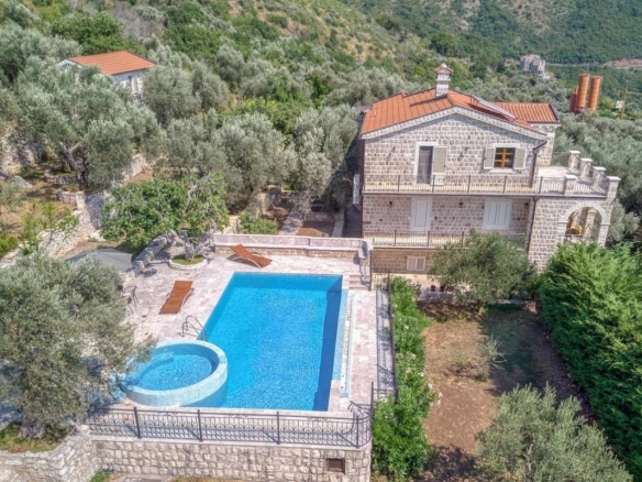 Kuća sa bazenom u Reževićima
