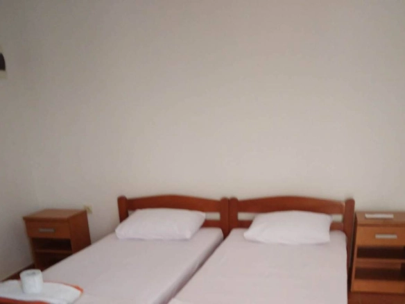 Kamena kuća sa dvorištem u Pržnu