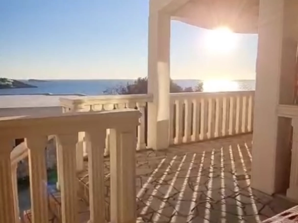 Kuća 164 m² na prvoj liniji do mora sa dva stana – Utjeha, Bar