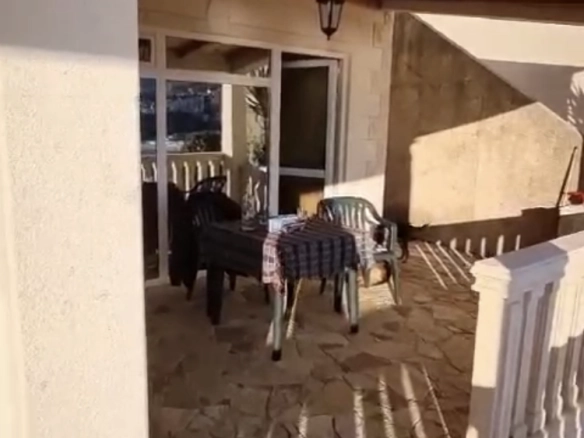 Kuća 164 m² na prvoj liniji do mora sa dva stana – Utjeha, Bar