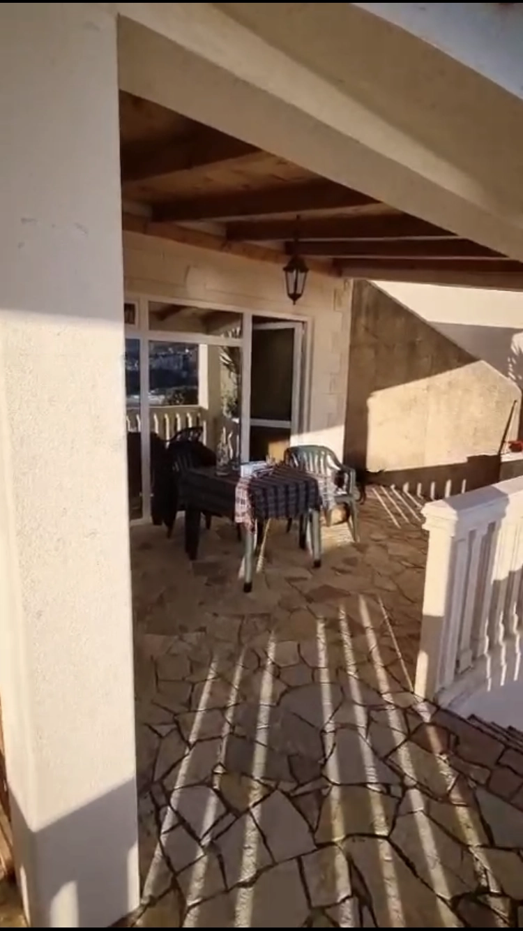 Kuća 164 m² na prvoj liniji do mora sa dva stana – Utjeha, Bar