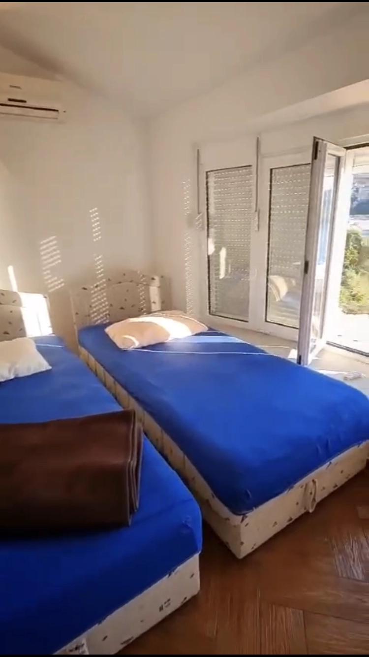 Kuća 164 m² na prvoj liniji do mora sa dva stana – Utjeha, Bar