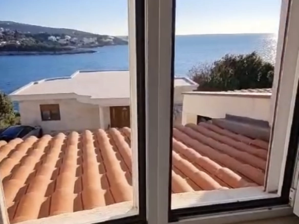 Kuća 164 m² na prvoj liniji do mora sa dva stana – Utjeha, Bar