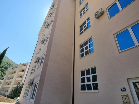 Trosoban stan 169 m² na posljednjem spratu sa terasom – Petrovac, Budva
