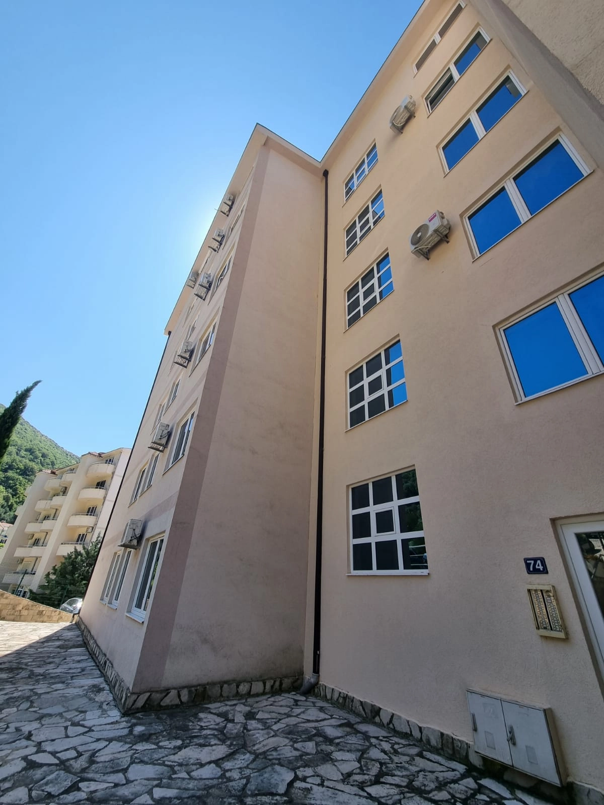 Trosoban-stan-u-kompleksu-Oliva-Village-Petrovac-Budva-7 Trosoban stan 169 m² na posljednjem spratu sa terasom – Petrovac, Budva