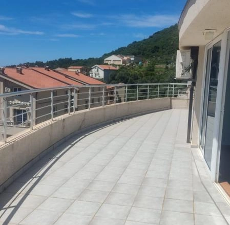 Trosoban stan 169 m² na posljednjem spratu sa terasom – Petrovac, Budva