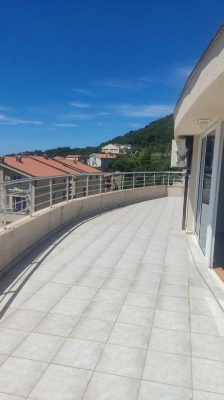 Trosoban-stan-u-kompleksu-Oliva-Village-Petrovac-Budva-9 Trosoban stan 169 m² na posljednjem spratu sa terasom – Petrovac, Budva
