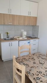 Izdavanje: Trosoban stan 90 m² u kući, potpuno opremljen – Sutomore, Bar