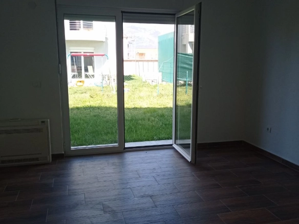Kuća 300 m² na dva sprata sa unutrašnjim stepeništem – Polje, Bar