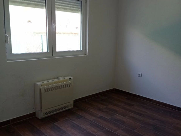Kuća 300 m² na dva sprata sa unutrašnjim stepeništem – Polje, Bar