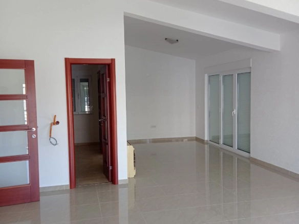 Kuća 300 m² na dva sprata sa unutrašnjim stepeništem – Polje, Bar