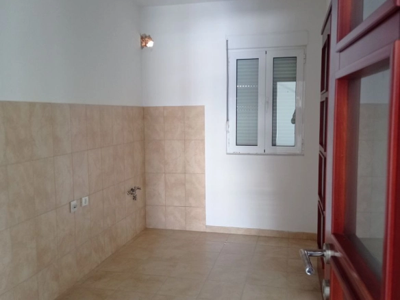 Kuća 300 m² na dva sprata sa unutrašnjim stepeništem – Polje, Bar