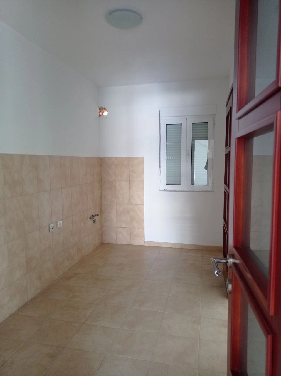 Dvospratna-kuca-u-naselju-Polje-Bar-6 Kuća 300 m² na dva sprata sa unutrašnjim stepeništem – Polje, Bar