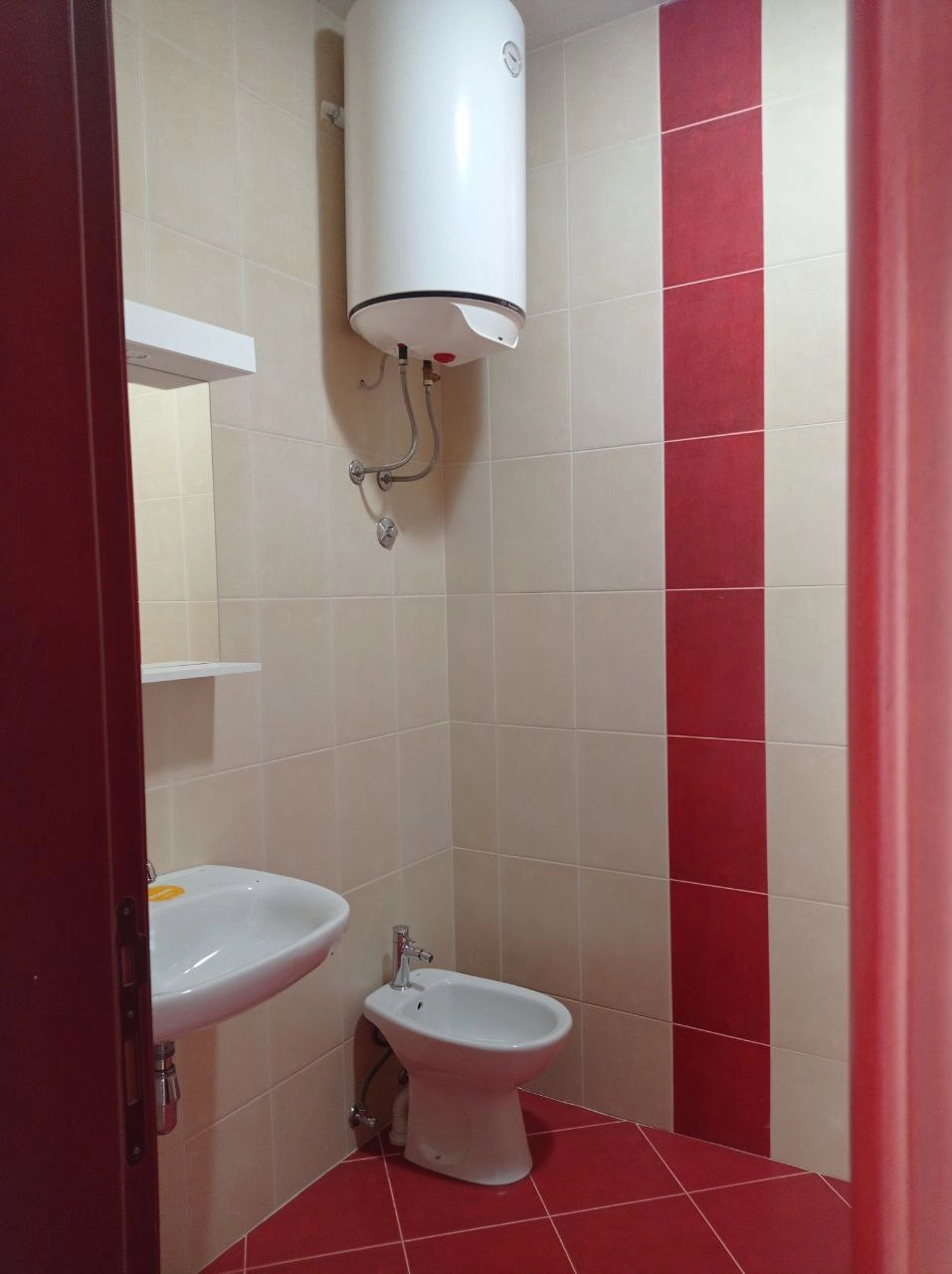 Dvospratna-kuca-u-naselju-Polje-Bar-8 Kuća 300 m² na dva sprata sa unutrašnjim stepeništem – Polje, Bar