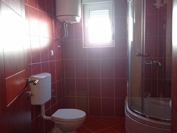 Kuća 300 m² na dva sprata sa unutrašnjim stepeništem – Polje, Bar