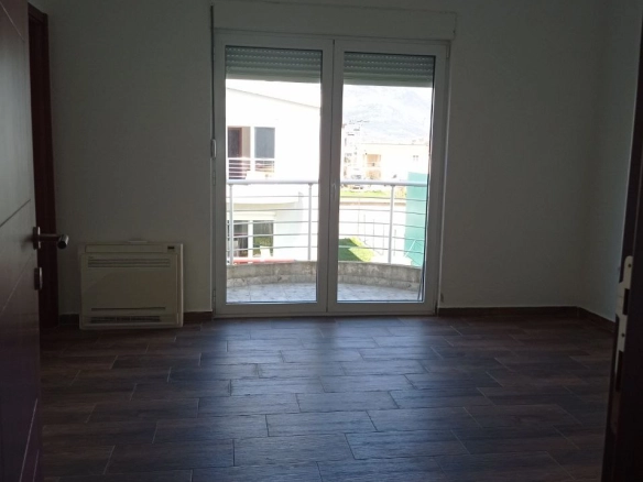Kuća 300 m² na dva sprata sa unutrašnjim stepeništem – Polje, Bar