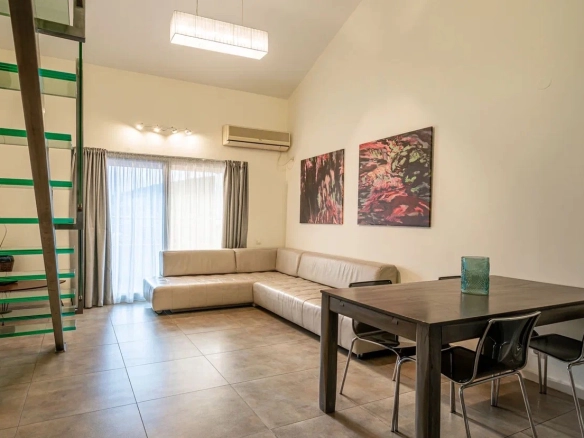Dvosoban dupleks stan 98 m² sa pogledom na grad i more – Lazi, Budva