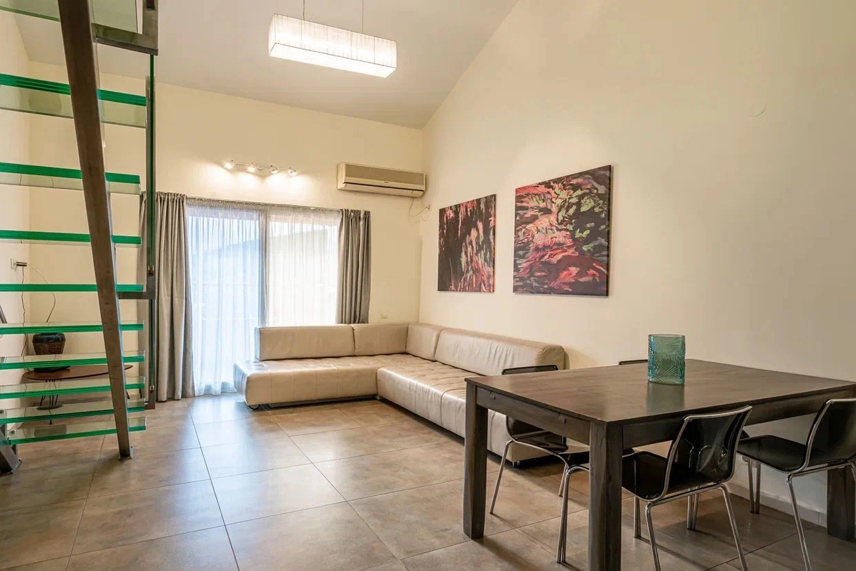 Dvosoban dupleks stan 98 m² sa pogledom na grad i more – Lazi, Budva