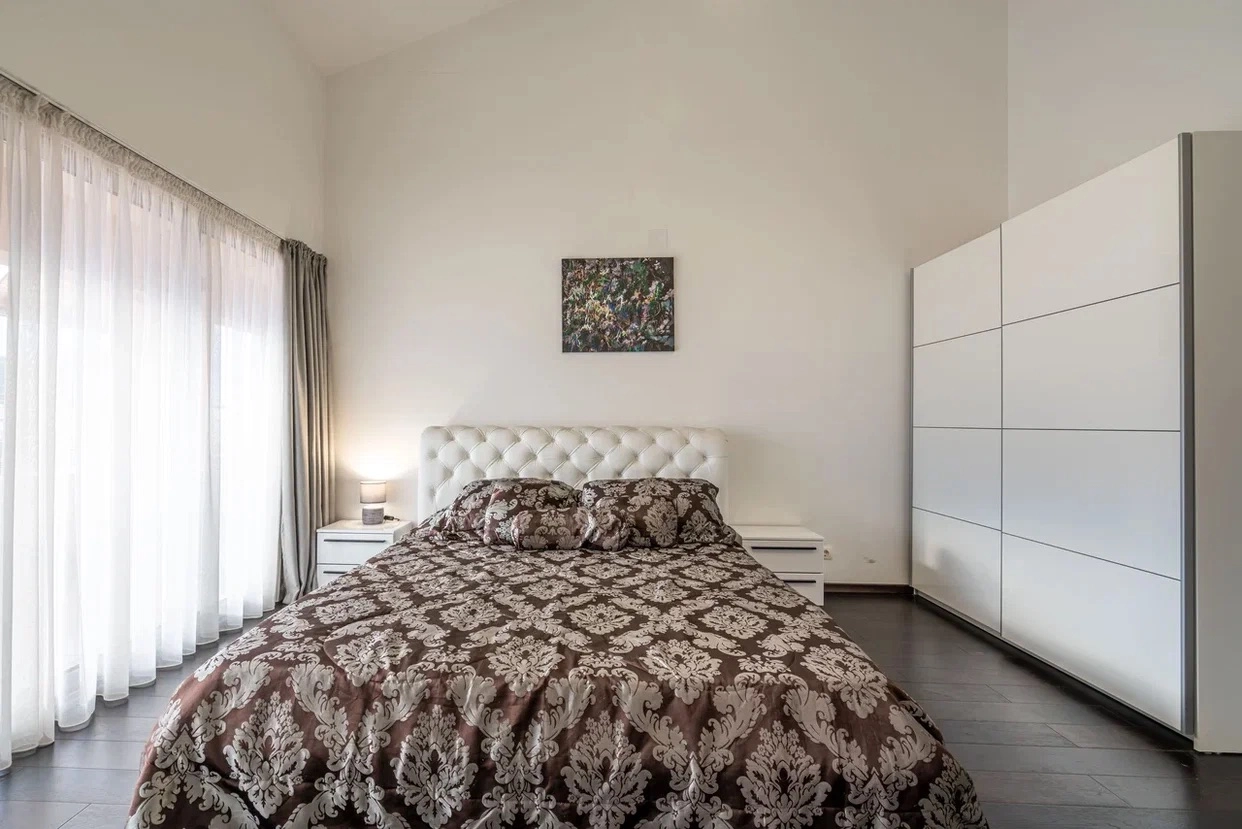 Dvosoban dupleks stan 98 m² sa pogledom na grad i more – Lazi, Budva