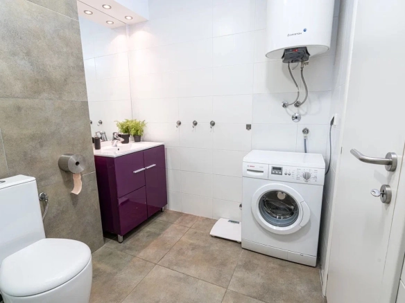 Dvosoban dupleks stan 98 m² sa pogledom na grad i more – Lazi, Budva