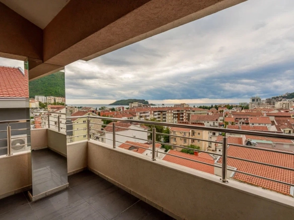 Dvosoban dupleks stan 98 m² sa pogledom na grad i more – Lazi, Budva