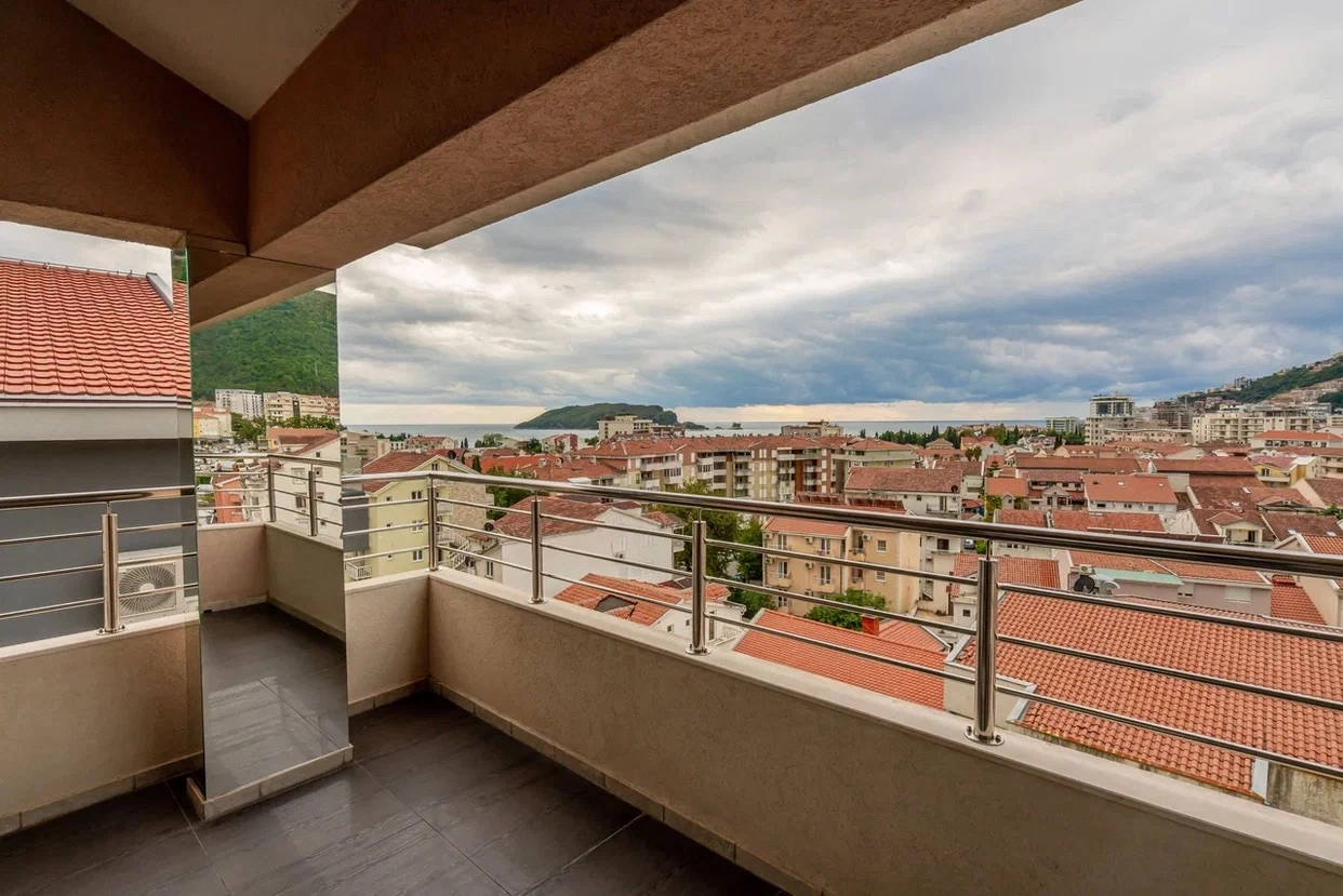 Dvosoban dupleks stan 98 m² sa pogledom na grad i more – Lazi, Budva