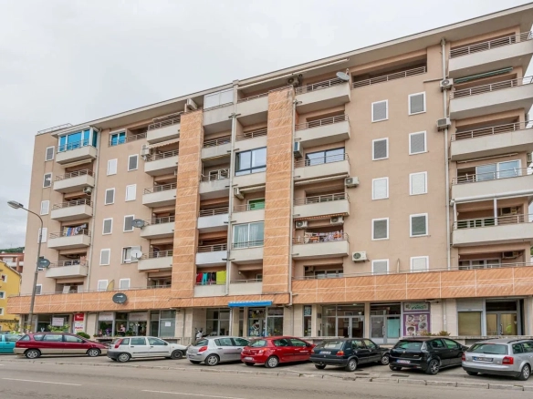 Dvosoban dupleks stan 98 m² sa pogledom na grad i more – Lazi, Budva