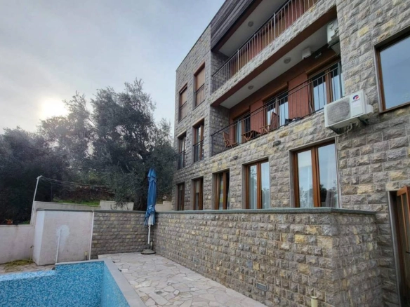 Jednosoban stan 114 m² sa privatnim dvorištem i parkingom – Petrovac, Budva