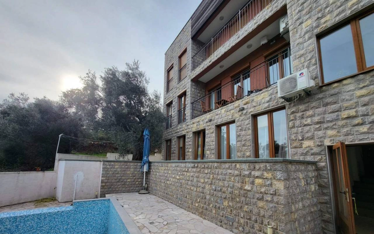 Jednosoban stan 114 m² sa privatnim dvorištem i parkingom – Petrovac, Budva