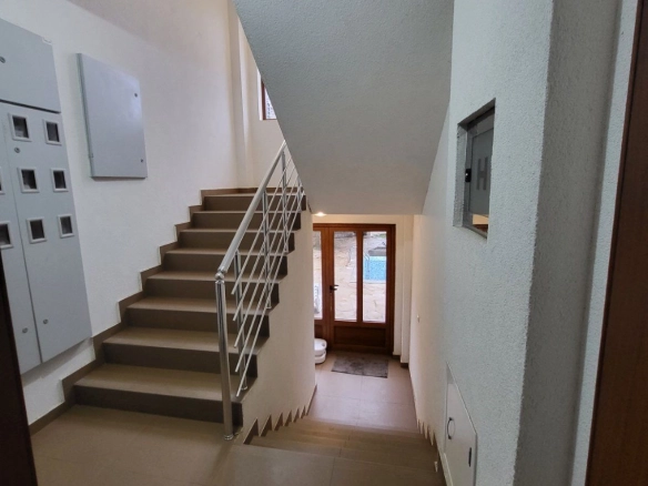 Jednosoban stan 114 m² sa privatnim dvorištem i parkingom – Petrovac, Budva