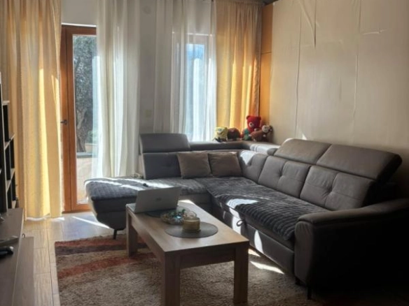 Jednosoban stan 114 m² sa privatnim dvorištem i parkingom – Petrovac, Budva