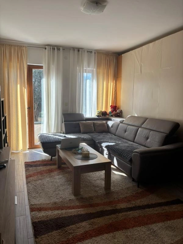 Jednosoban stan 114 m² sa privatnim dvorištem i parkingom – Petrovac, Budva