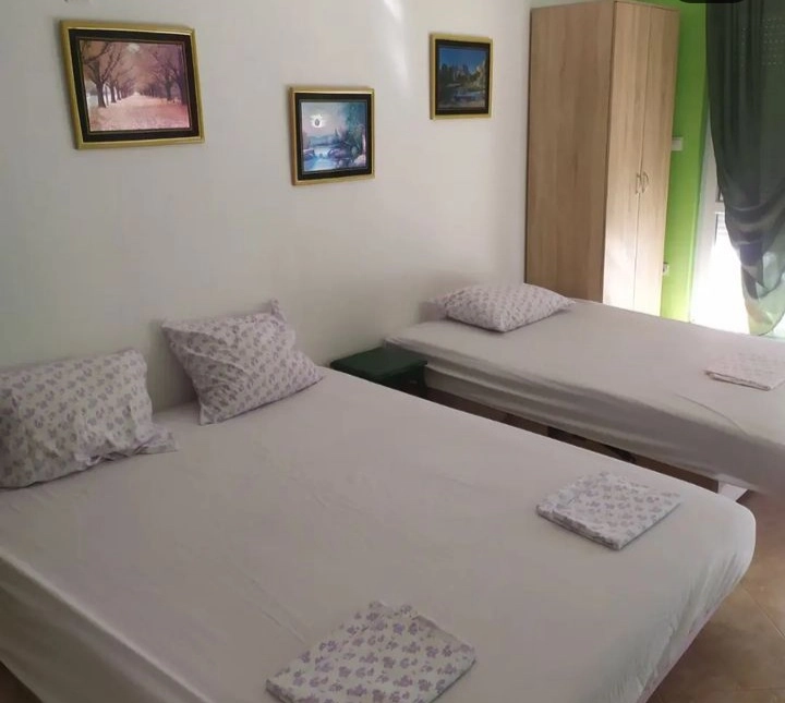 Kuća 150 m² sa četiri stana na placu od 200 m² – Sutomore, Bar