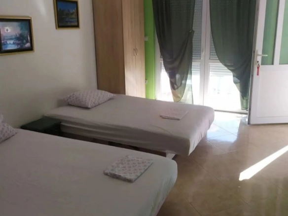 Kuća 150 m² sa četiri stana na placu od 200 m² – Sutomore, Bar
