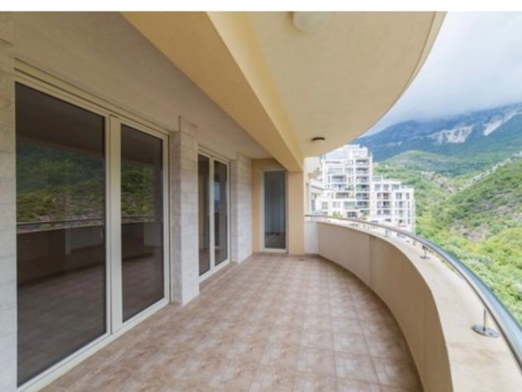 Jednosoban stan 45 m² u novogradnji sa bazenom – Bečići, Budva