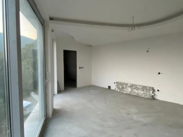Kuća 400 m² u izgradnji sa terasom na krovu – Podmaine, Budva