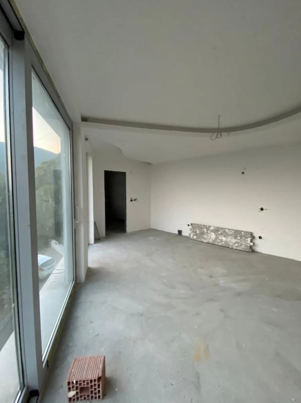 Kuća 400 m² u izgradnji sa terasom na krovu – Podmaine, Budva
