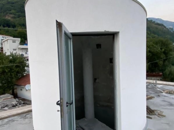 Kuća 400 m² u izgradnji sa terasom na krovu – Podmaine, Budva