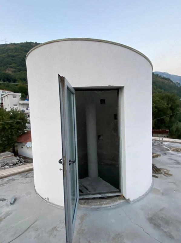 Kuća 400 m² u izgradnji sa terasom na krovu – Podmaine, Budva